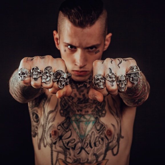 I HAVE TO BE TOUGH O TENGO QUE SER MALO